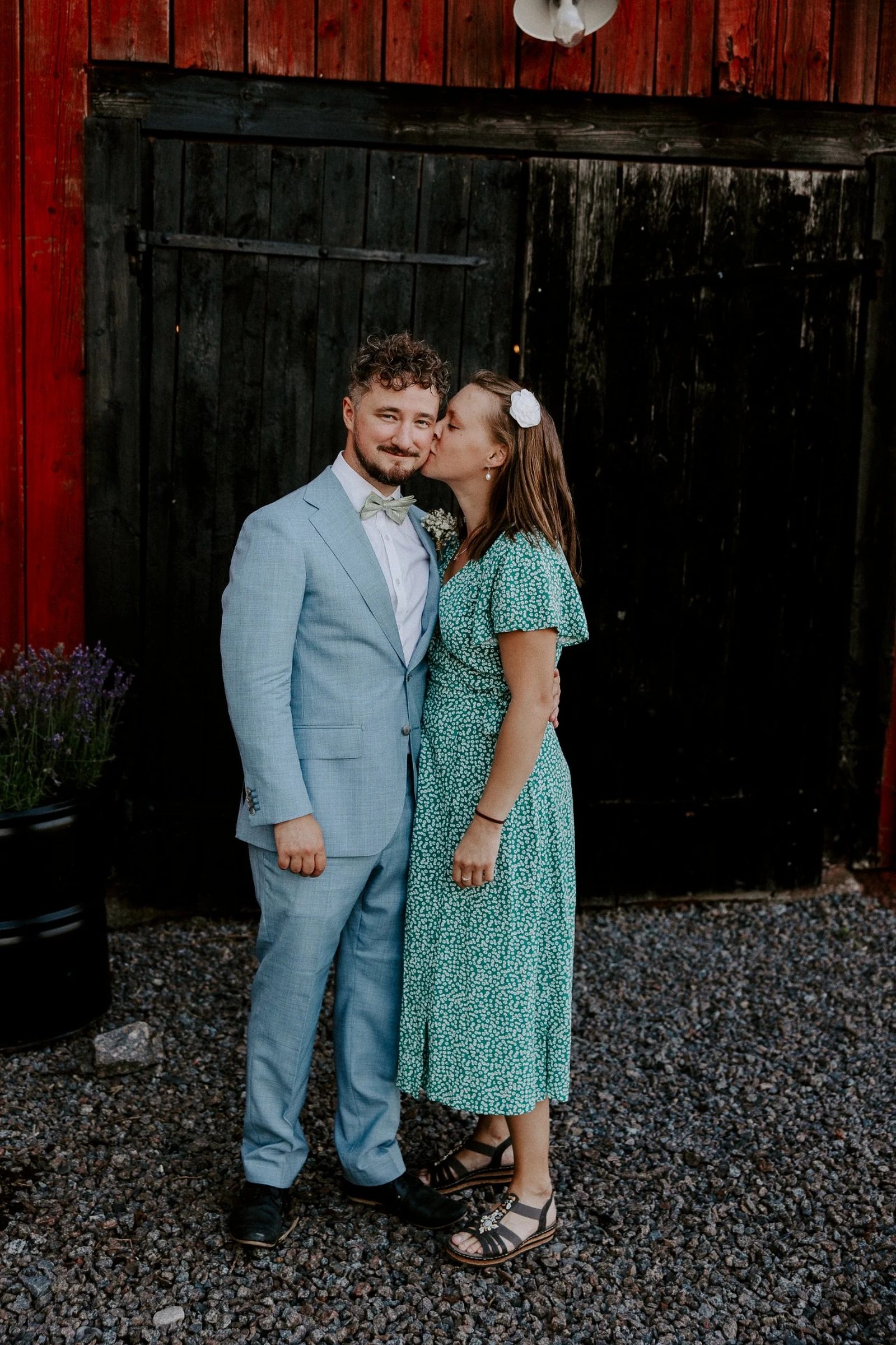 Erik och Klara kysser varandra framför en lada